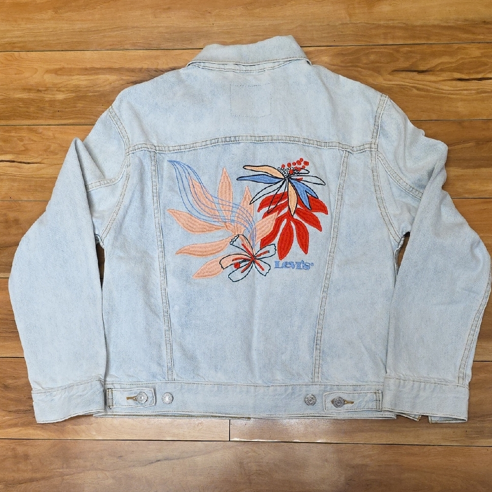 NEW Levi’s Ex-Boyfriend Denim Trucker Jacket Floral Embroidered Size Small